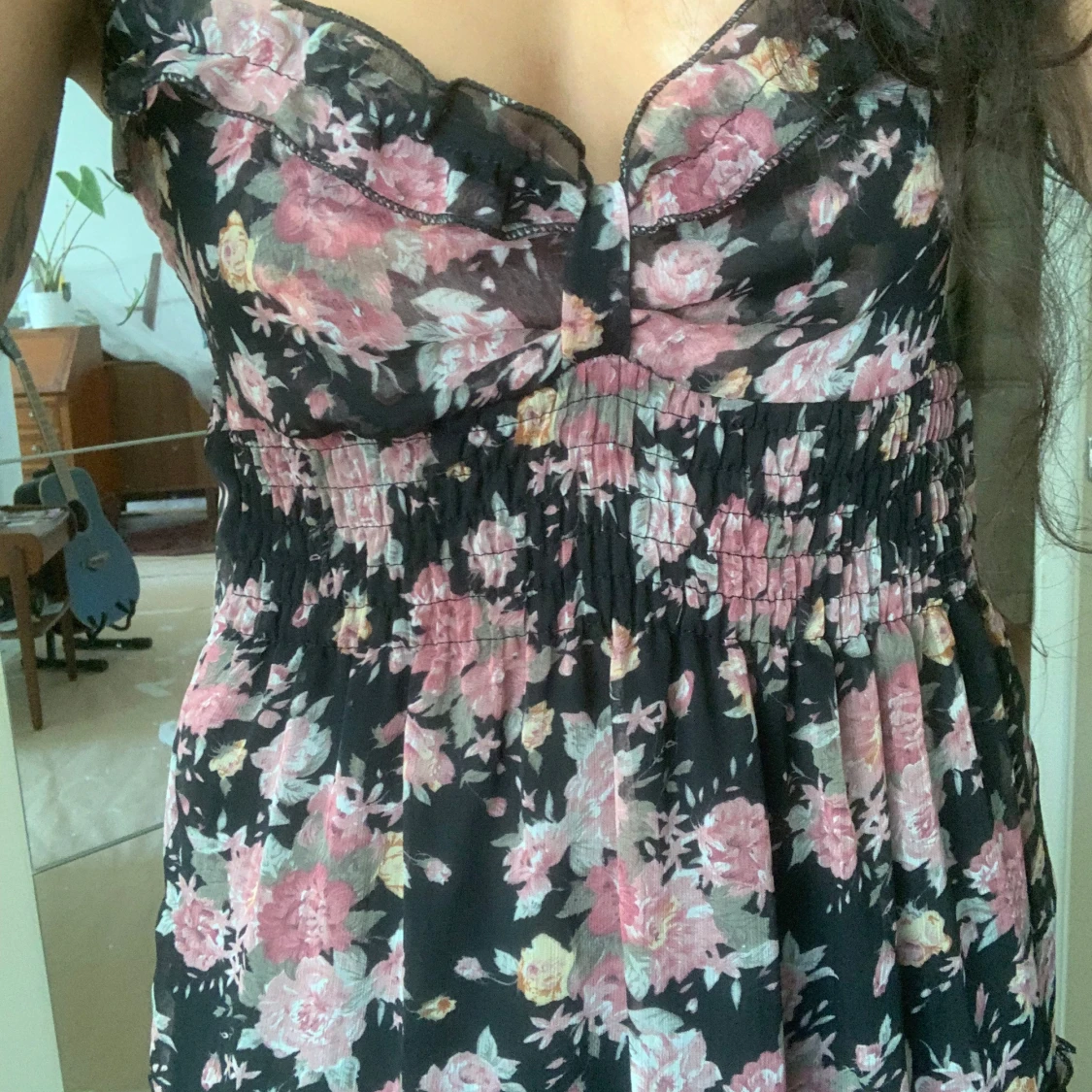 Svart blommig långklänning med volang - 1