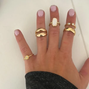 Fem  guldringar med stenar - 5 st super snygga ringar. S/M i storlek