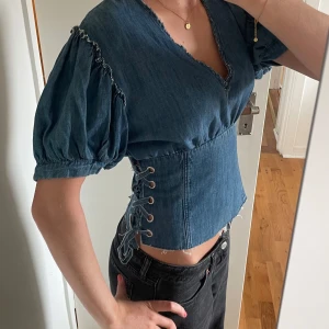 Jeans blus - Sjukt snygg jeans blus med korset nedtill ifrån Zara🔥Slutsåld!