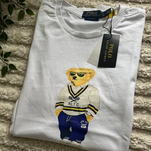 Polo Ralph Lauren Bear t-shirt - Helt ny med prislapp.  Tagg finns ✅ 100% bomull✅ Storlek XL Köpt för 69,50 $  Har du frågor angående tröjan är det bara att höra av sig!🙌