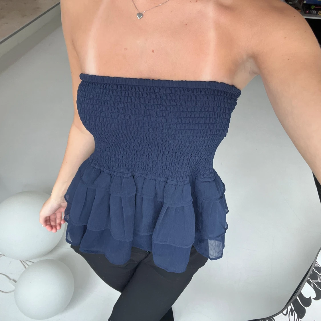 Mörkblå bandeau tubtopp med volanger