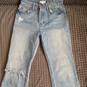 Ljusa blå ripped jeans från H&M - Säljer ett par ljusblå jeans från H&M i storlek 34.  Köptes för 399kr men säljer mycket billigare. 