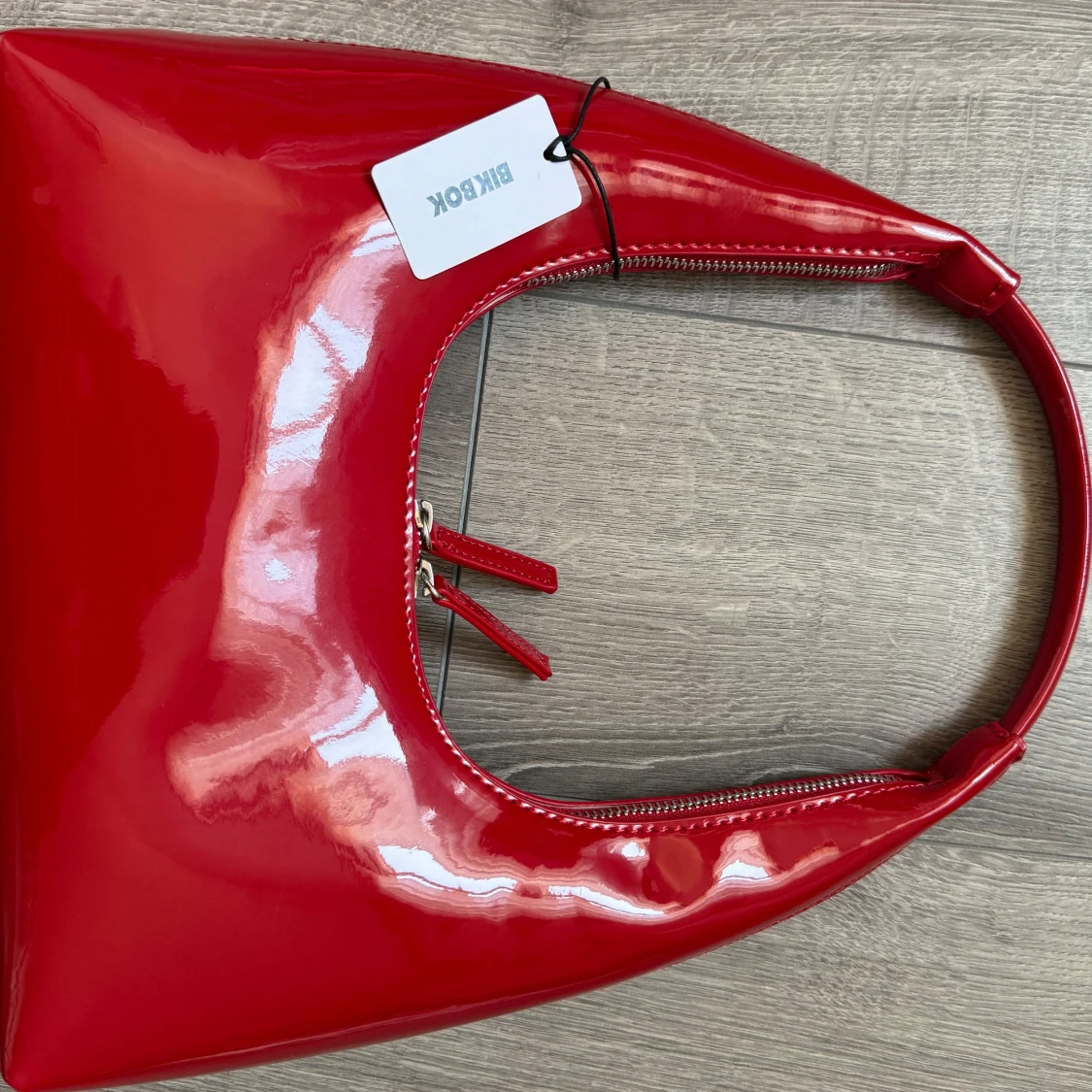 Röd axelväska från Bik Bok