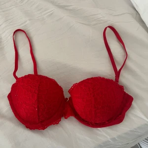 röd spets bh - röd spets bh i storlek 75A, bh-n har lite push-up och avtagbara snören! Den är från Lindex och är inte använd så jätte mycket då den är liten😊