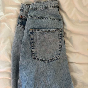 Jeanskjol från H&M - Säljer en blå jeans kjol med slitningar från hm i storlek 36.  Använd fåtal gånger. 