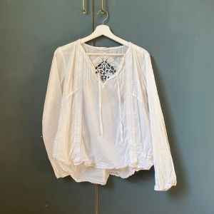 Supersöt vit Odd Molly blus - Supervacker och lätt vit blus med jättesnygg spetsdetalj på ryggen som är från Odd Molly som jag säljer bara för att den inte kommer till särskilt stor användning för mig💕💕 den är 100% bomull med få och små tecken på användning (se bild 4 och 5). Jag hittar inte på blusen vilken storlek den är men jag har storlek 36/38 i överdelar och jag tycker att blusen sitter väldigt bra!! 