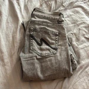 Grå bootcut jeans från Nelly - Snygga grå jeans från Nelly med bootcut passform och klassisk femficksdesign. Använda fåtal gånger så det finns inga defekter alls så de ser helt nya ut. Nypris: 699kr Pris går att diskutera!!
