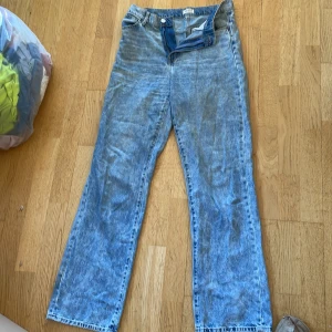 Ljusblå raka jeans från Lindex - Säljer ett par ljusblå jeans från Lindex, modell Franka. Jeansen har raka ben, klassisk femficksdesign och normal passform. Tillverkade i bomull med snygg tvättad look och detaljerade sömmar. Perfekt för dig som gillar en chill och enkel stil.