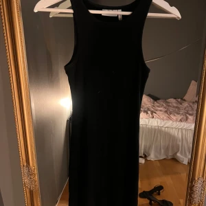 Ribbad klänning - Använd måttligt men syns inte🥰