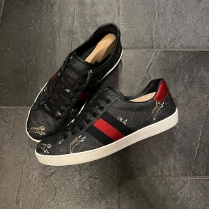 Gucci ace skor  - Gucci ace tiger skor i storlek 41,5. I mycket fint skick inte mycket använda. Tyvärr ingen box eller dustbag. Skriv gärna vid funderingar 