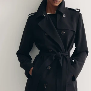 Svart trenchcoat - Aldrig använt. Köpt från h&m och är i knähöjd