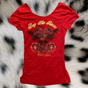 Söt röd t-shirt - Super fin t-shirt med spetts på ryggen och fint motiv på framsidan❤️ tyvärr finns det ingen lapp som de står villket märke det är men de ska vara märket one love❤️