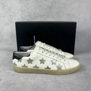 Saint Laurent SL/06 sneaker - – Condition: 9/10  – What is included:  Dustbag  – Retail price: 7000 + SEK