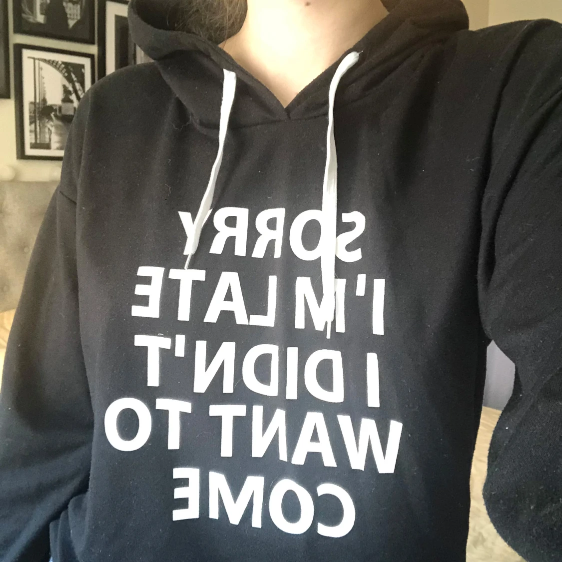 Svart hoodie med vit text och snörning - 2