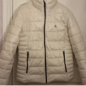 Calvin Klein vit jacka  - Vit Calvin Klein jacka storlek M 