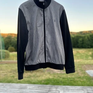 Rutig Ben Sherman zip hoodie - En Rutig zip hoodie från Ben Sherman, köptes för några år sedan men är använd ett fåtal gånger. Köptes för ca 1100kr, det är storlek L och den sitter bra på någon mellan 175-185cm ungefär.