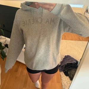 Hov1 hoodie från Ginatricot - Nästan aldrig använd🩷