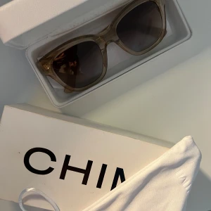 Solglas från CHIMI  - Modellen 07 ecru! Förpackning är smutsig då jag haft den liggandes ett tag. 