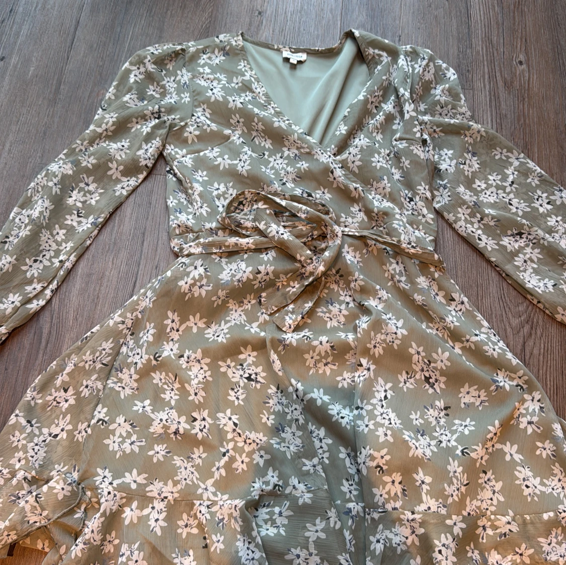 Blommig omlottklänning från Bubbleroom