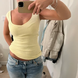 Gul topp - Så snygg gul ribbad topp!💛