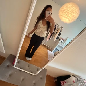 Svarta bootcut kostymbyxor - Säljer ett par svarta kostymbyxor med bootcut-snitt knappt använda och är som nya💗