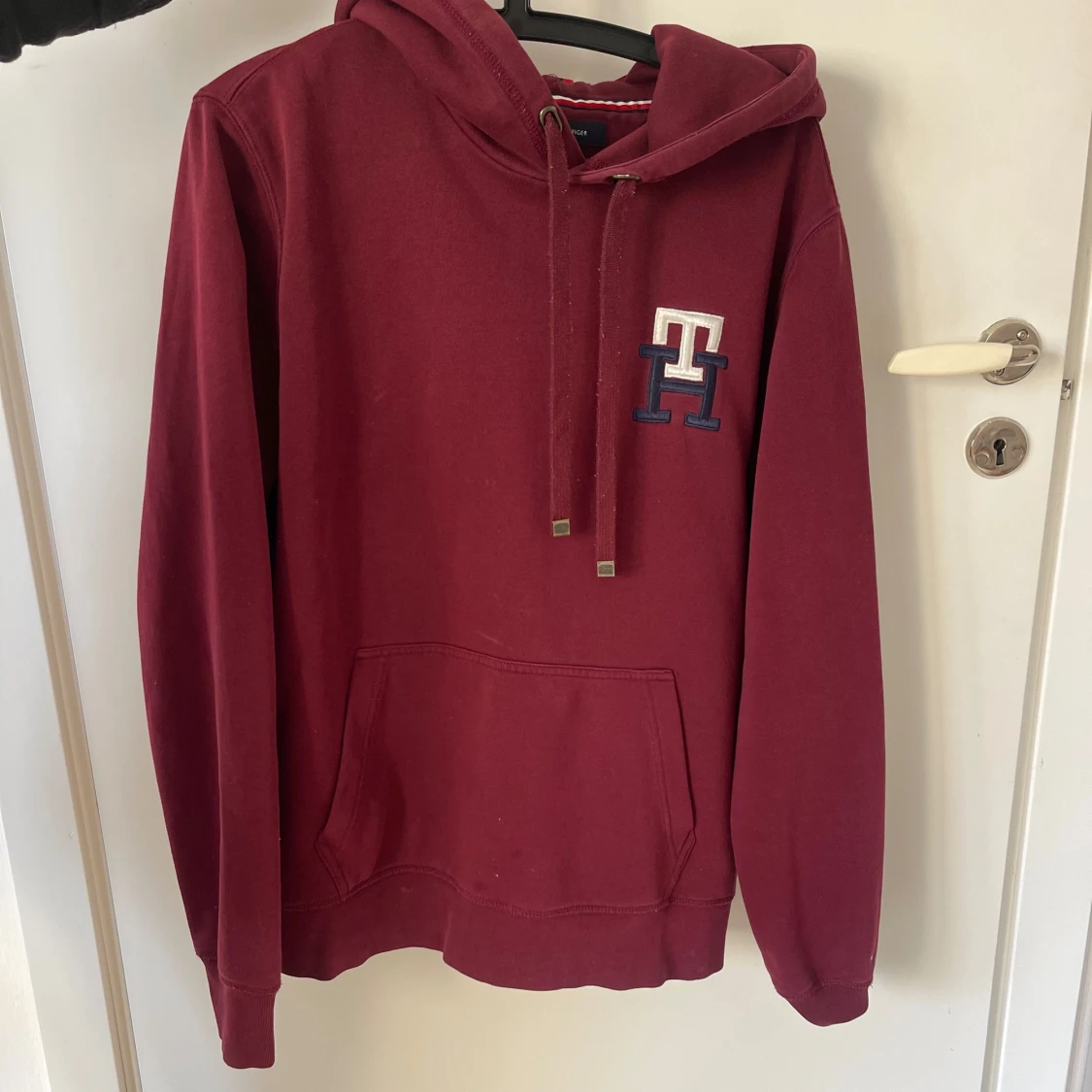 Vinröd hoodie Tommy Hilfiger 