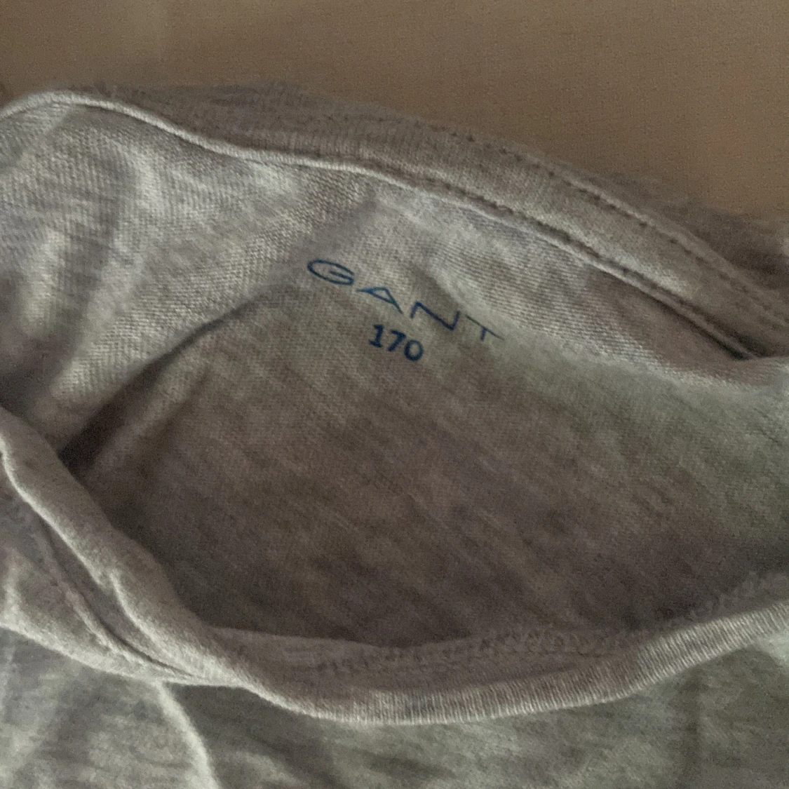 Grå t-shirt från GANT med logga - 2