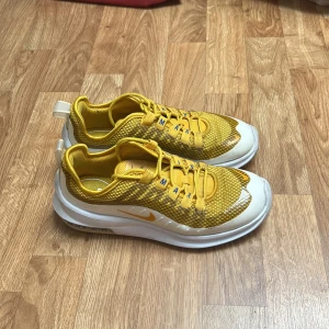 Nike Air Max sneakers gul, strl 36 - Nike Air Max sneakers i en gul färg med svart rutmönster över. Storlek 36. Köpta för ett antal år sedan i Sverige men osäker på vad modellen heter. Aldrig sett någon annan ha denna färgen 
