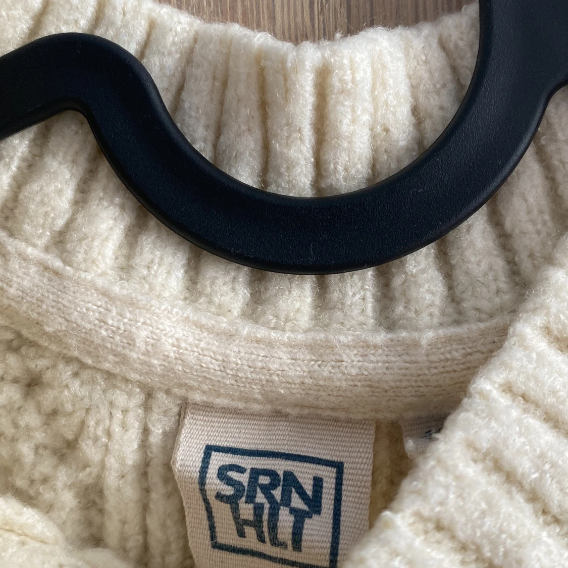 Stickad beige tröja från SRN HLT - 3