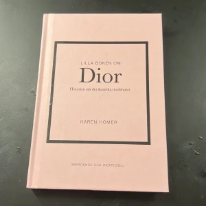 Lilla boken om Dior - Upptäck historien om det ikoniska modehuset Dior! Denna snygga och rikt illustrerade bok ger dig en inblick i Diors värld av lyx, drama och femininitet. Perfekt för dig som älskar mode, design och vill inspireras av en legendarisk berättelse.