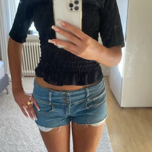 jeans shorts - snygga jeans shorts som är sköna, står att de är storlek M/L men skulle säga att dom är S och M typ🫶🏼