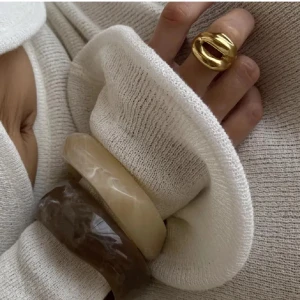 Brunt chunky armband  - Säljer ett chunky brunt banglearmband som är superpopulärt just nu🥰Inga deffekter, i princip helt nytt. Har en ganska liten handled och det sitter på bra!