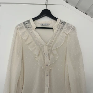 Blus från Zara - Superfin blus från Zara, använd ett fåtal gånger men är i väldigt bra skick