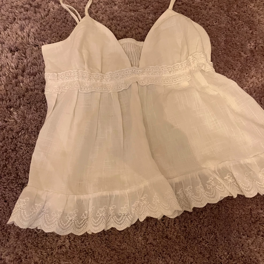 Vit spetsdetaljerad linnetopp