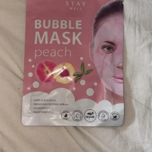 Stay Well Bubble Mask Peach - Bubble Mask Peach från Stay Well är en ansiktsmask i sheet-format som rengör på djupet, tar bort överflödigt sebum och återfuktar huden. Masken är vegansk och fri från parabener, med en fräsch persikodoft och rosa förpackning. Perfekt för dig som vill ha en fräsch och klar hud.