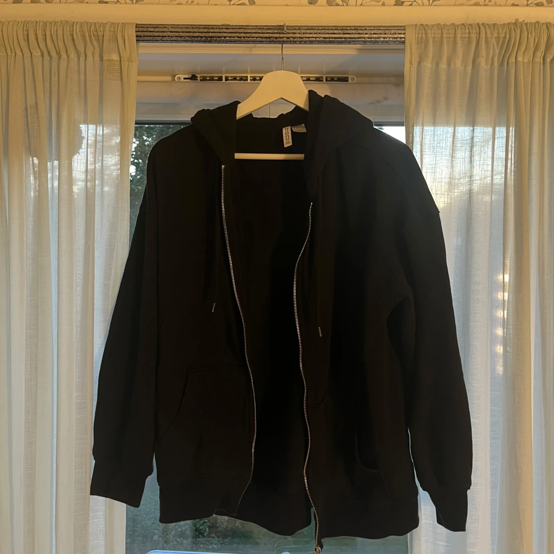 Svart hoodie med dragkedja från H&M - 1