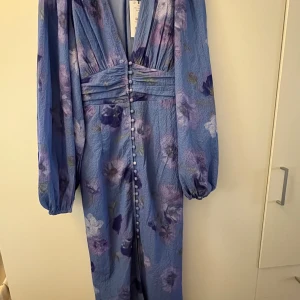 Gina Tricot klänning - Kom med bud/förslag på pris, förhandlingsbart men inga skambud!  Intressekoll för den virala Adoore-liknande klänningen från Gina Tricot som är helt slutsåld. Alla lappar är kvar och klänningen är endast testad en gång.💙Den är verkligen jättefin men säljer den då jag inte haft användning av den🩵Storlek 36💙🦋Köparen står för frakten. (Har även lagt ut samma annons på mitt Vinted konto emmapa00)