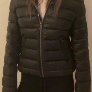 Colmar jacka  - Grå jacka från colmar i storlek 40 motsvarade en Xs/S. Jättebra skick. (Två av bilderna är lånade ) Skriv för fler bilder eller om du har andra frågor. Pris kan ändras vid snabb affär.