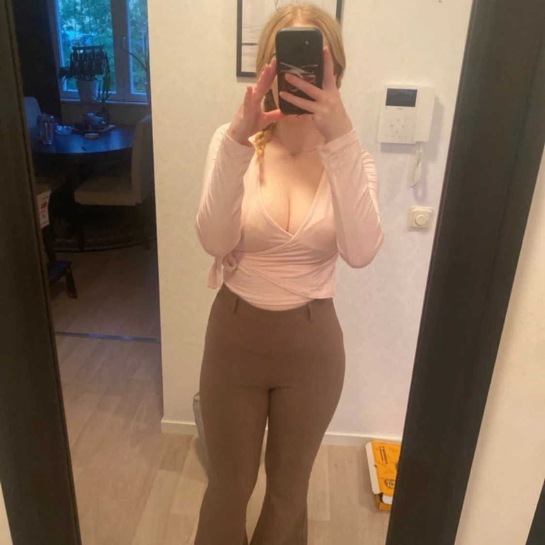 Bruna bootcut byxor med hög midja