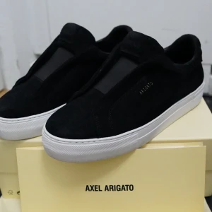 Arigato Skor - Laceless 360 , säljs ej längre på hemsidan , de är använda ett par gånger men inget som syns direkt , sköna och feta skor till ett bra pris , stl 41 , skriv för frågor 