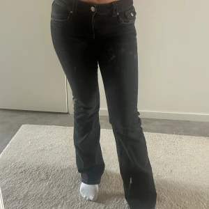 Bootcut jeans  - Gråsvarta bootcut jeans! Midjan går upp lite under naveln och benen går nedanför hälarna på mig som är 162. Stretchiga och jättefin passform! Är i storlek 164 men passar om man vanligtvis har runt storlek s/xs