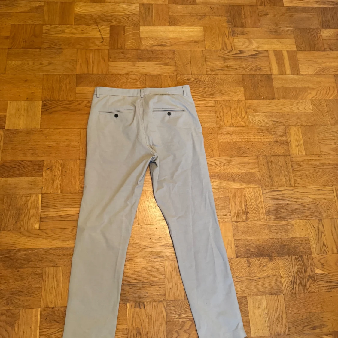 Ljusgrå chinos med raka ben - 1