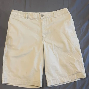 Beige shorts från Polo Ralph Lauren - Snygga beige shorts från Polo Ralph Lauren med klassisk design och raka ben. 