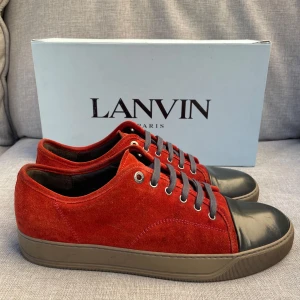 Lanvin skor  - Hej! Säljer nu dessa sjukt snygga Lanvin skor. Skorna är i toppskick! Vi rekommenderar att gå ner en storlek. Har ett begränsat antal boxar och dustbag! Hör gärna av dig vid frågor 