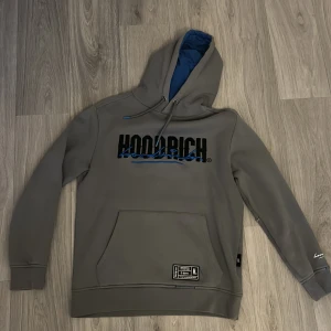 Grå Hoodrich hoodie  - En hoodie som e hyfsad ny och knappt användes på grund av för liten storlek. Passar bra till hösten/vintern eller till en kylig sommarkväll. Den är varm och samtidigt stilig. Köpt för 950.