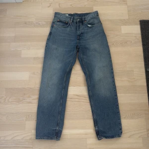 Blå raka jeans från Zara - Jeans från Zara med klassisk femficksdesign och straight fit. Jeansen har en straight passform och är tillverkade i slitstarkt denimtyg. Storlek EUR 38/Small. Använda 2 gånger.