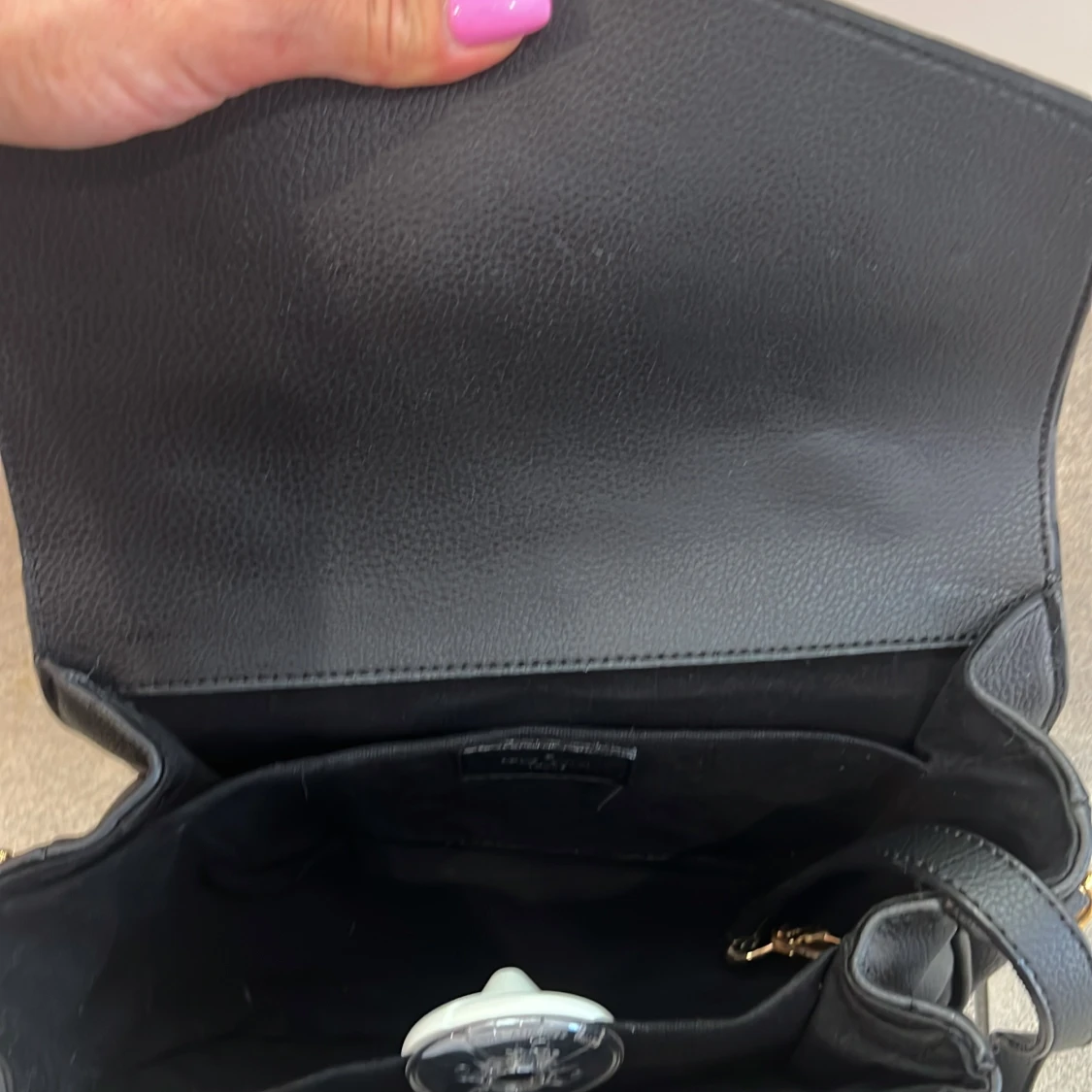 Svarta väskan har  - 2