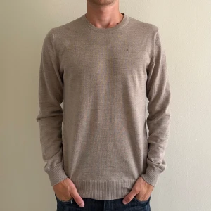 J Lindberg tröja - Beige stickad tröja från J lindberg. Nyskick, inga skavanker. Storlek M men passar S, modellen på bilden är 176. Merinoull! Nypris 999kr, köp för endast 399kr. 