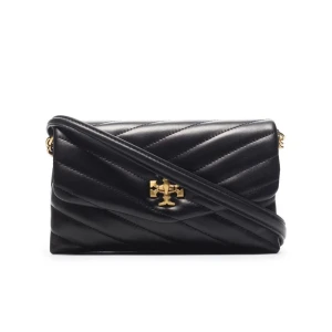 Tory Burch axelväska💞 - Snygg svart axelväska från Tory Burch i quiltat skinn med guldfärgad kedja och logodetalj framtill. Väskan har ett stilrent, rektangulärt format och diagonal quiltning som ger en lyxig vibe men till ett rimligt pris. Perfekt storlek för det viktigaste och enkel att bära crossbody. Skriv för egna bilder💞Nypris är ca 5000kr