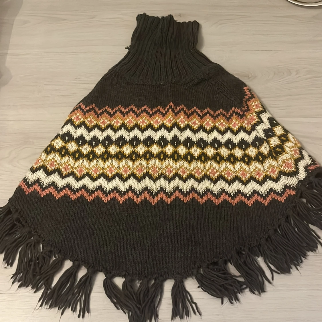 Mönstrad stickad poncho från H&M